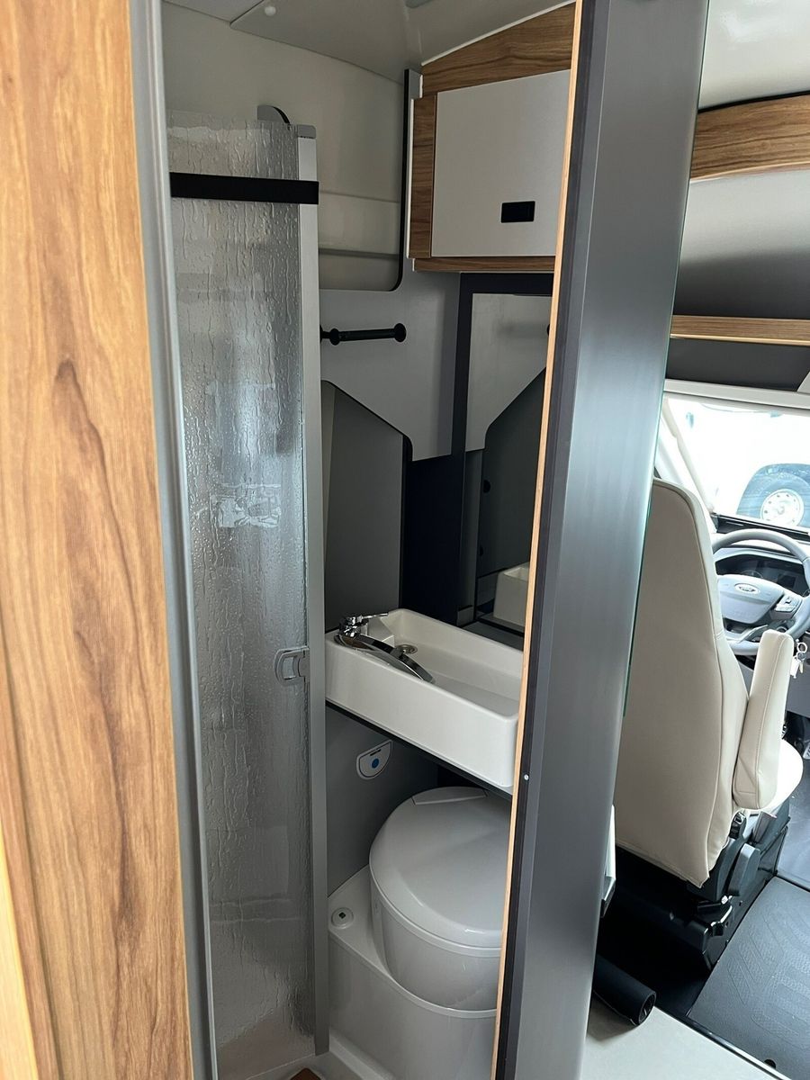 Fahrzeugabbildung Karmann Dexter 4x4 DE 570 AW Klima, RFK, El. Trittstufe