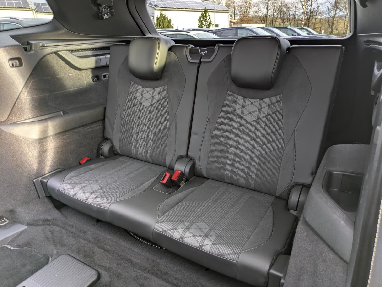 Fahrzeugabbildung Volkswagen Tayron 2.0 TDI 4M R-Line BLACK*7Si*MATRIX*PANO