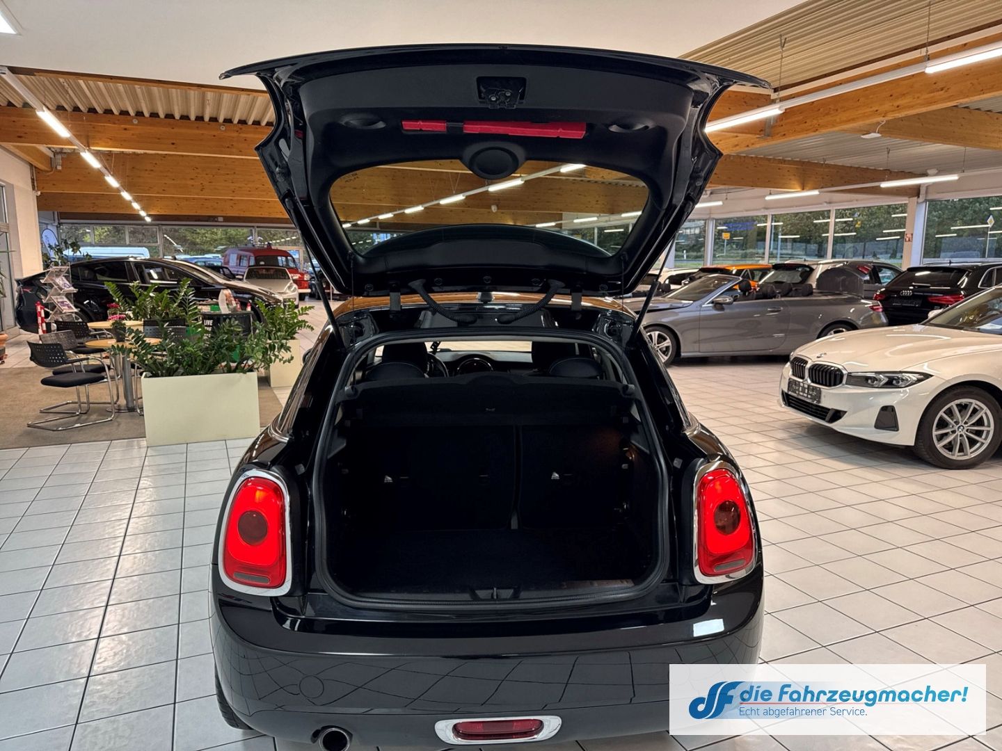 Fahrzeugabbildung MINI Cooper Mehrzonenklima Ambientebeleuchtung SHZ Ke