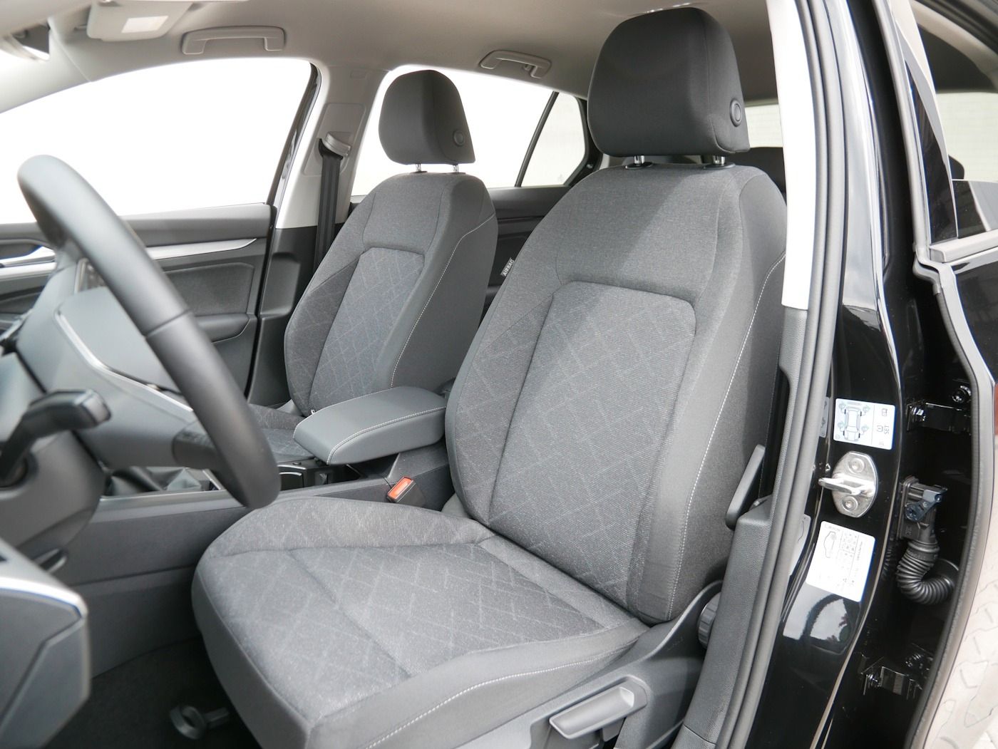Fahrzeugabbildung Volkswagen Golf -VIII 1.5 Life NEU45T Standhz Kamera Matrix