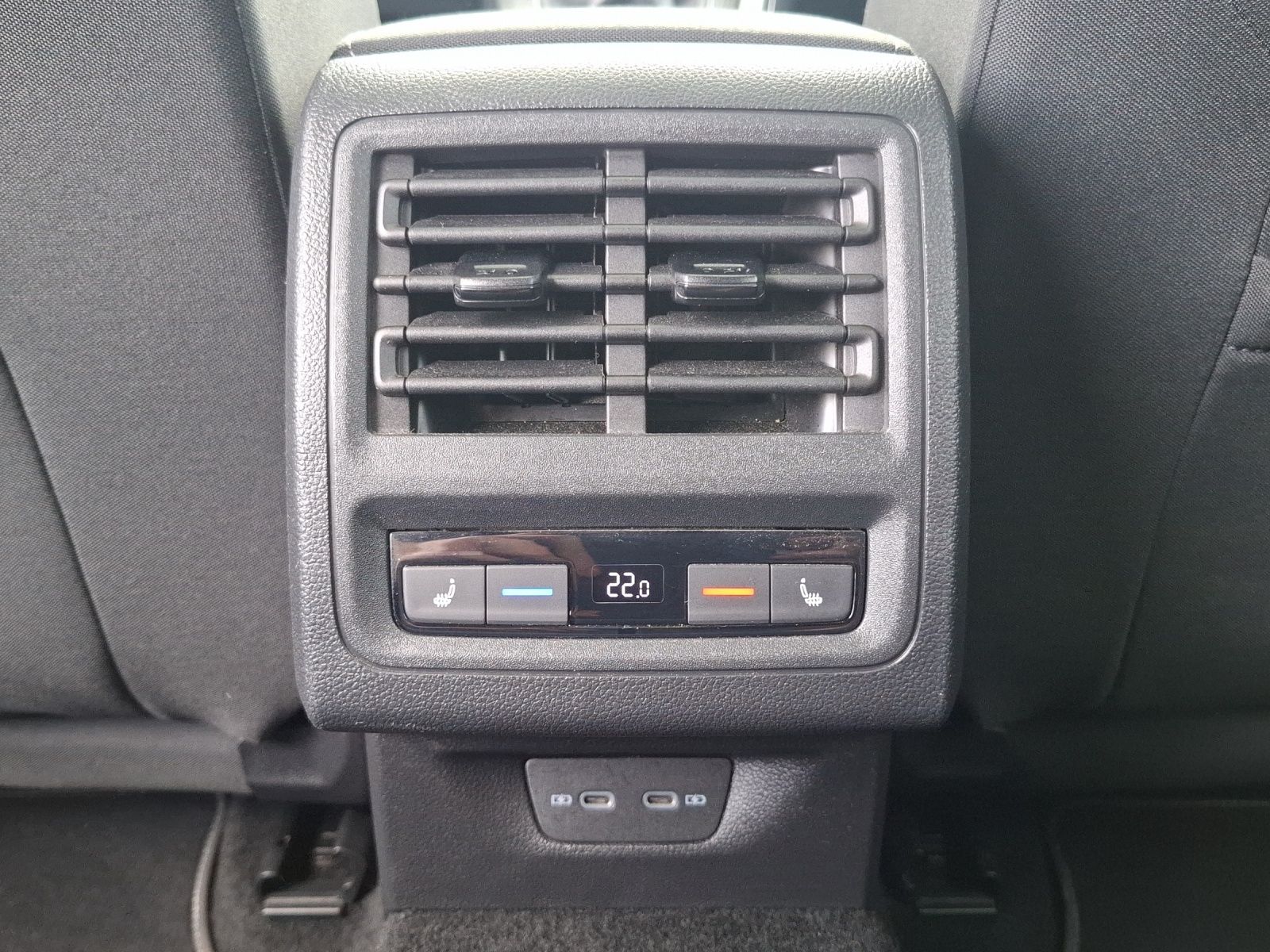Fahrzeugabbildung Volkswagen Golf VIII TSI Life LED AHK STHZ ACC Navi Pano AI