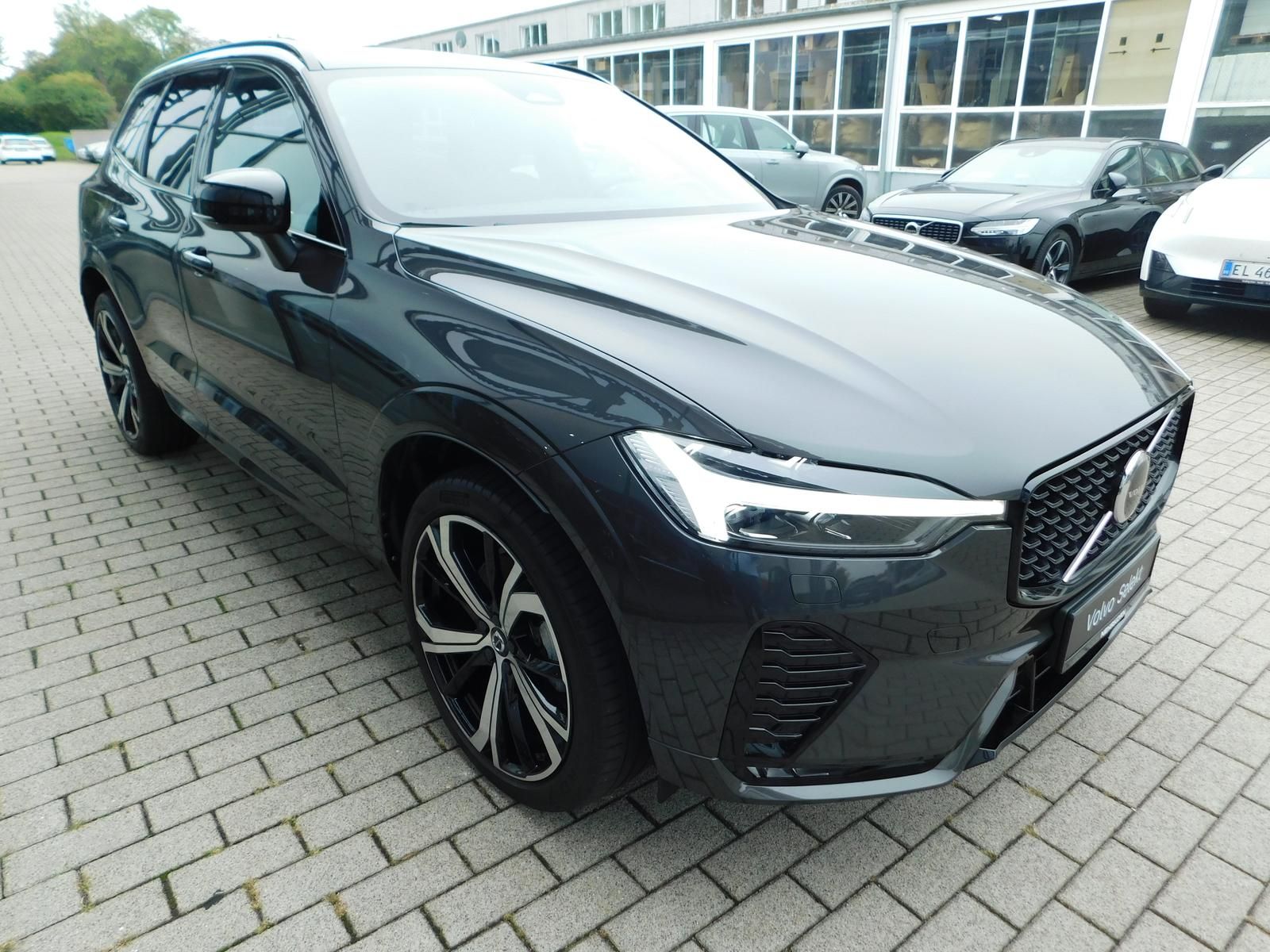 Fahrzeugabbildung Volvo XC60 B4D AWD Plus Dark "Panoramadach"
