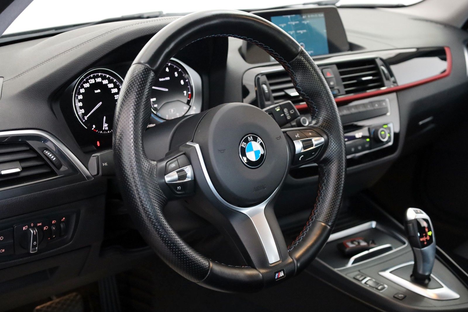 Fahrzeugabbildung BMW 118i Sport Line Lim. Navi,LED,SH,PDC,SR+WR