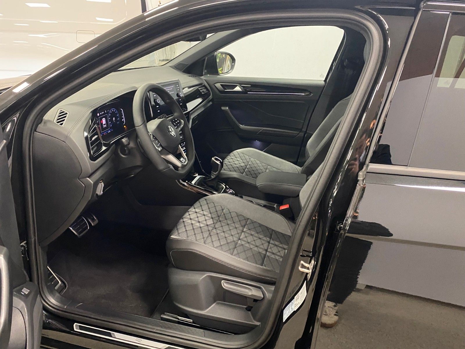 Fahrzeugabbildung Volkswagen T-Roc 2.0 TSI DSG 4MOTION R-Line+AHK+Black Style