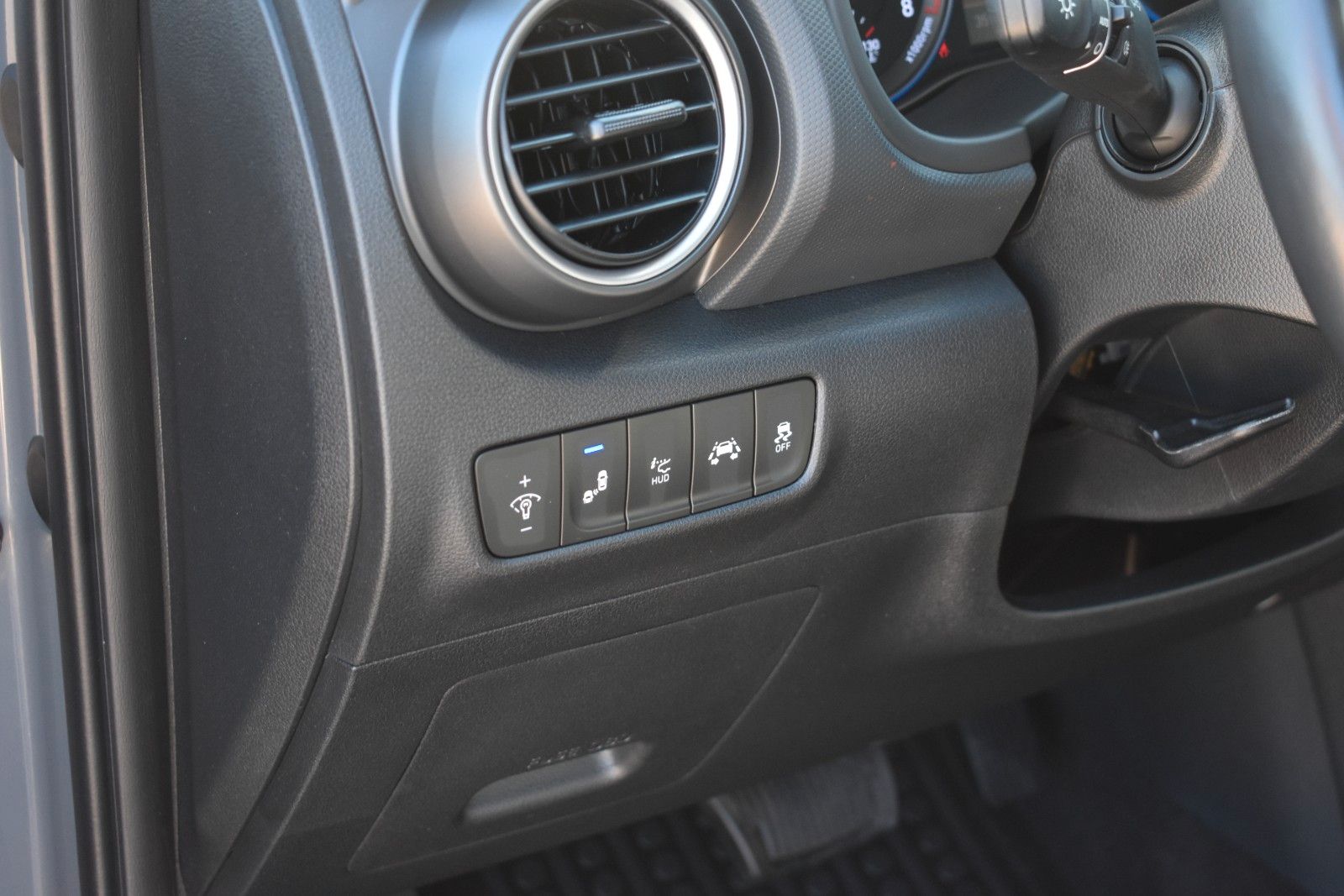 Fahrzeugabbildung Hyundai Kona Premium 4WD HUD LED ACC Automatik 1.Hand