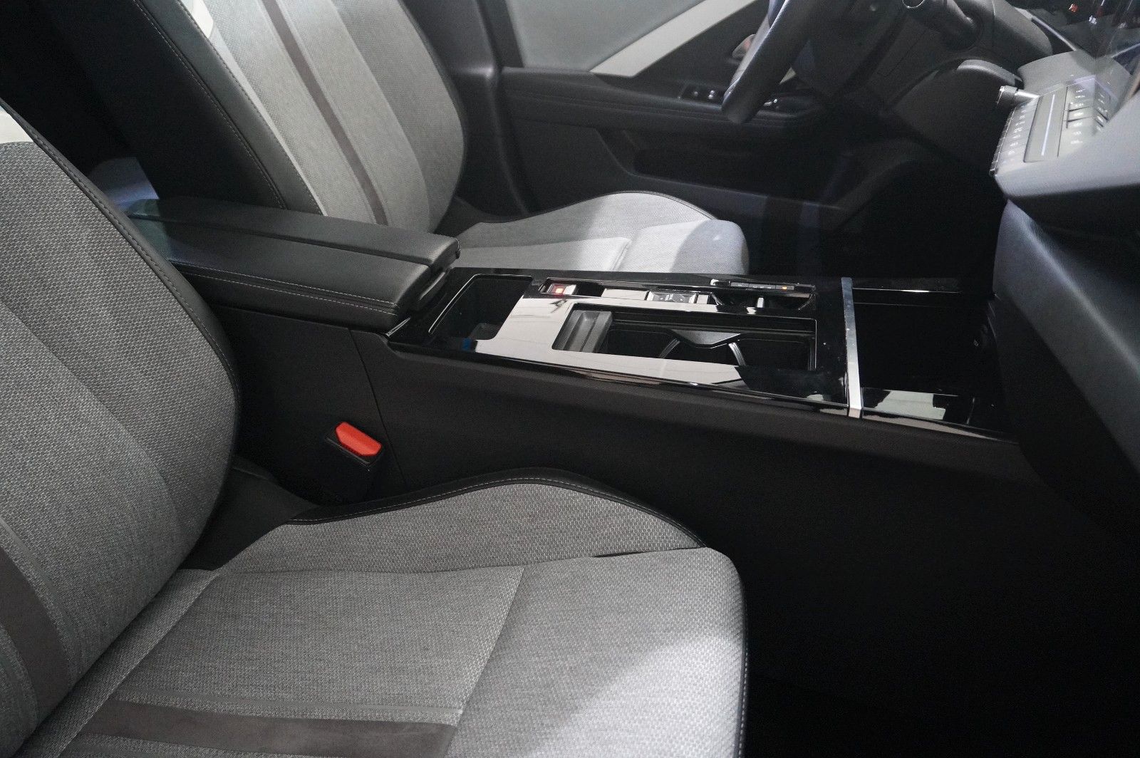 Fahrzeugabbildung Opel Astra L Lim. 1.6 HYBRID ELEGANCE NAVI/LED/SH/AHK