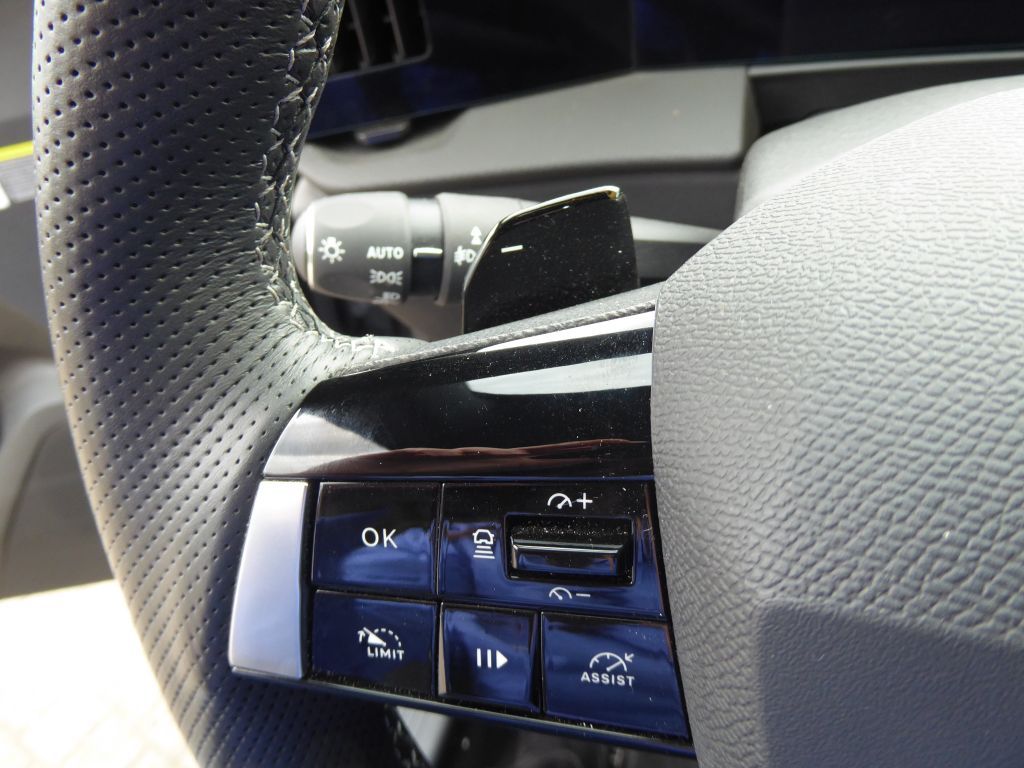 Fahrzeugabbildung Opel Astra ST Ultimate 1.2 Turbo Aut+AHZV+MatrixLED