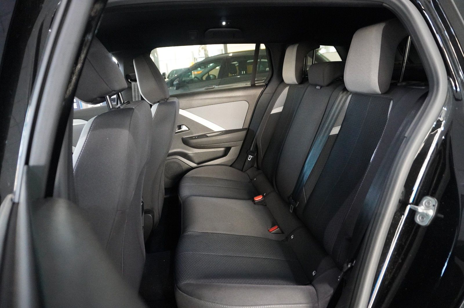 Fahrzeugabbildung Opel Astra L ST 1.2T EDITION AT-8 NAVI/LED/SPORT/DAB+