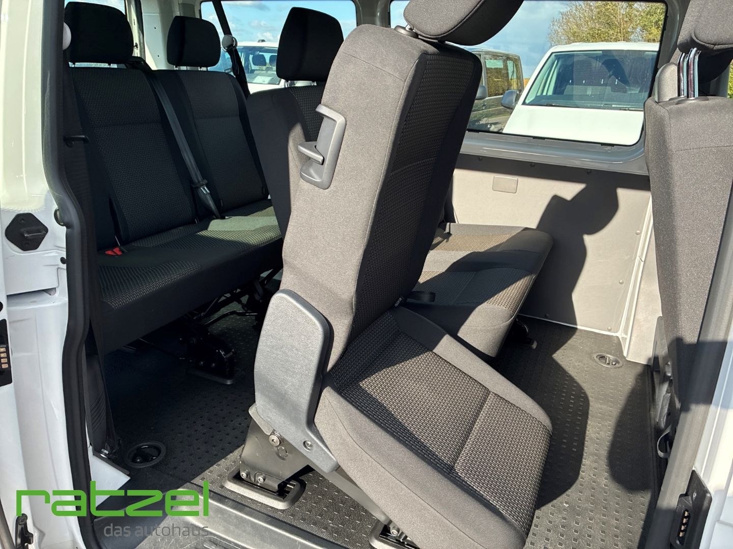 Fahrzeugabbildung Volkswagen T6.1 Kombi 2.0 TDI 9-Sitzer DAB Notbremsass. PDC