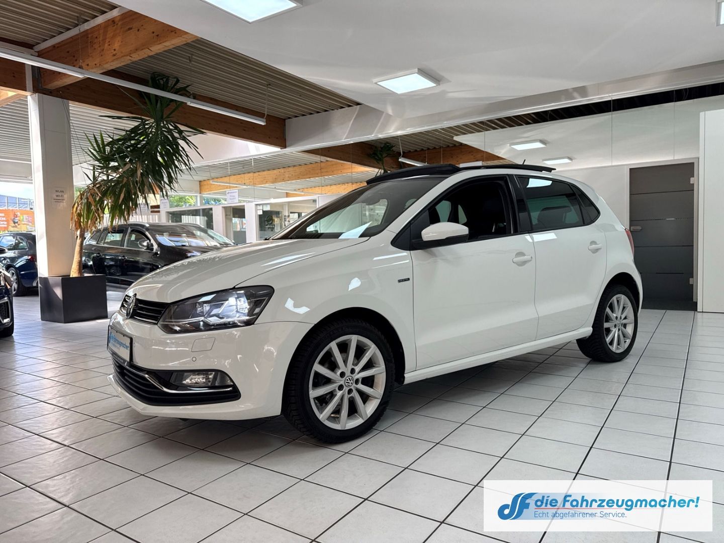 Fahrzeugabbildung Volkswagen Polo V Original 1.2TSI DSG Pano Kamera Navi LED
