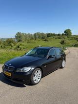 BMW 330i touring - High Executive E91 - BMW 330 mit Benzin-Antrieb: Kombi, 330i E91