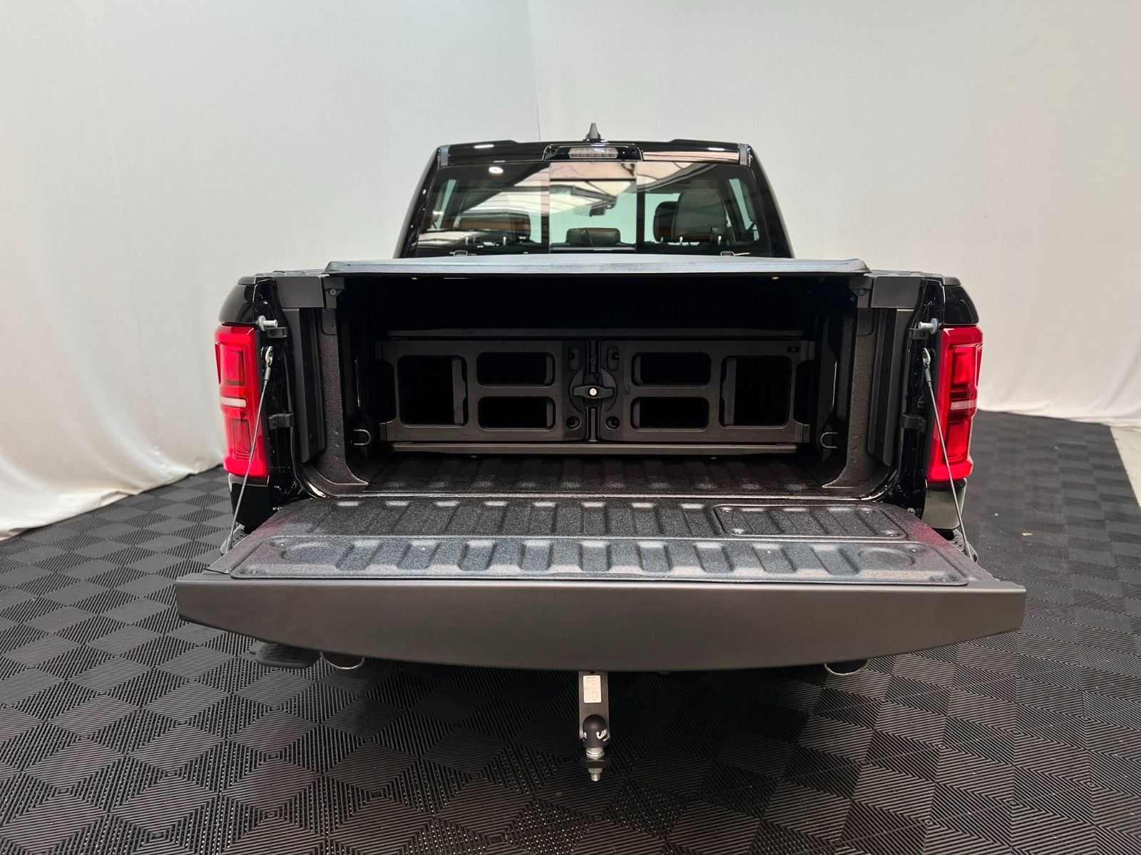 Fahrzeugabbildung Dodge RAM 1500 TUNGSTEN CREW CAB H/O Black Interieur