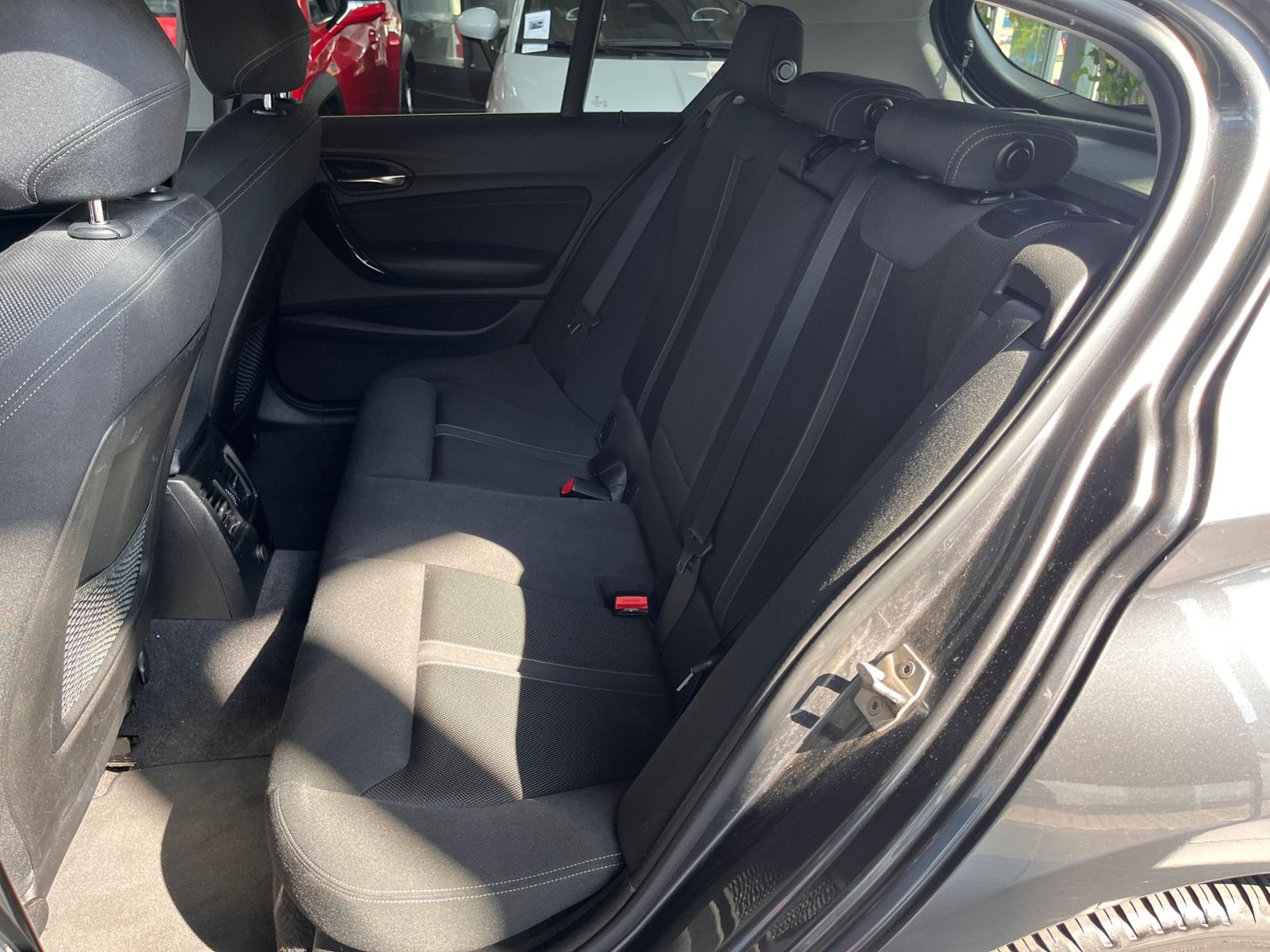Fahrzeugabbildung BMW 118 i Sport Line KLIMA LED SHZ PDC 17"