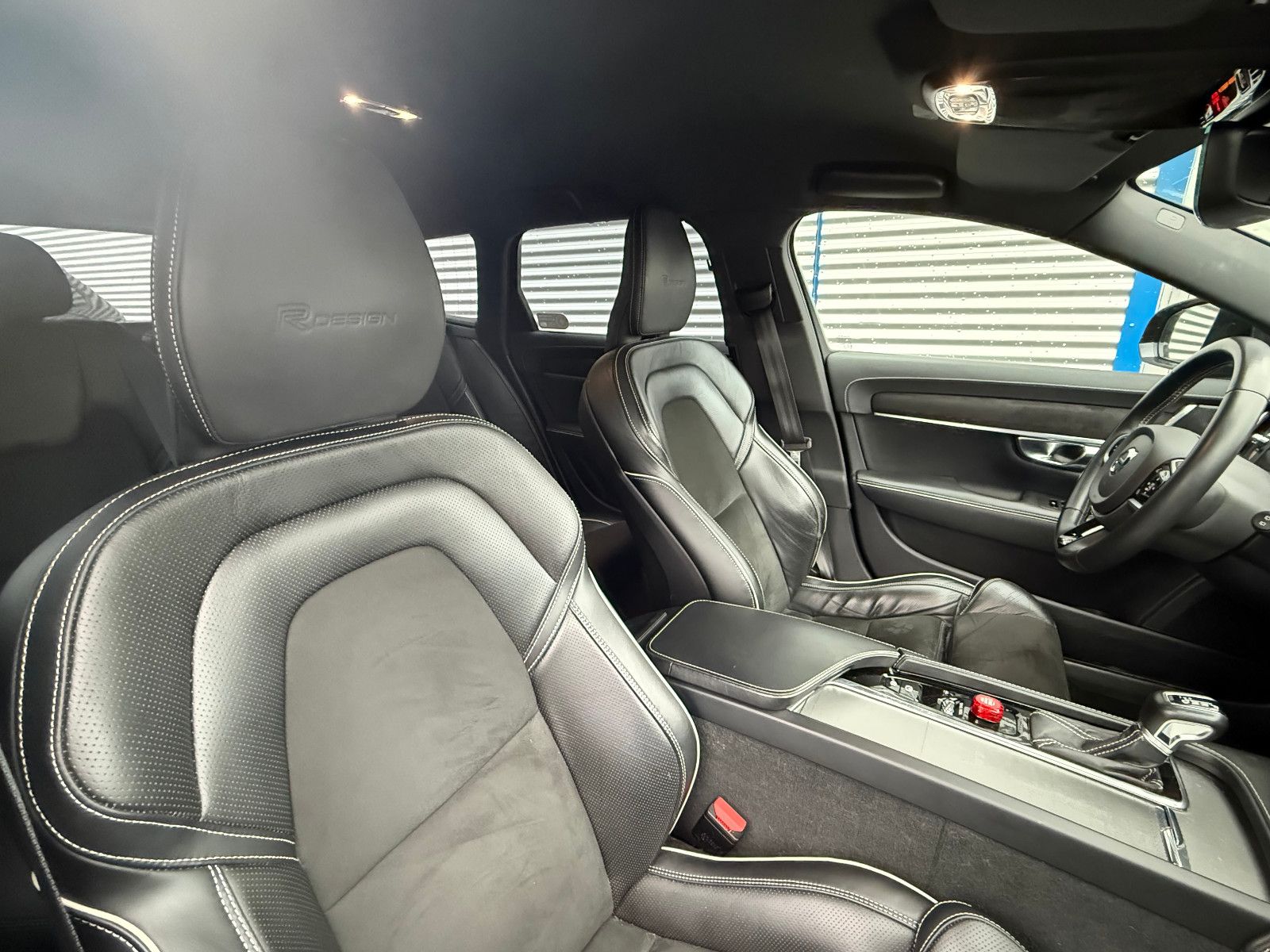 Fahrzeugabbildung Volvo V90 Kombi 2,0 D R Design AWD, Kamera, ACC