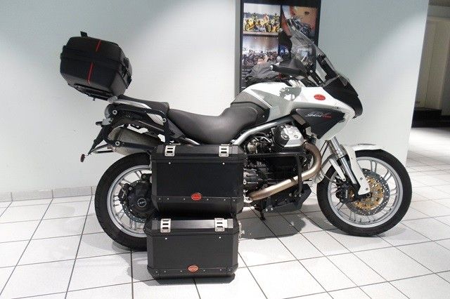 Fahrzeugabbildung Moto Guzzi Stelvio 1200 mit Seitenkoffer & Topcase