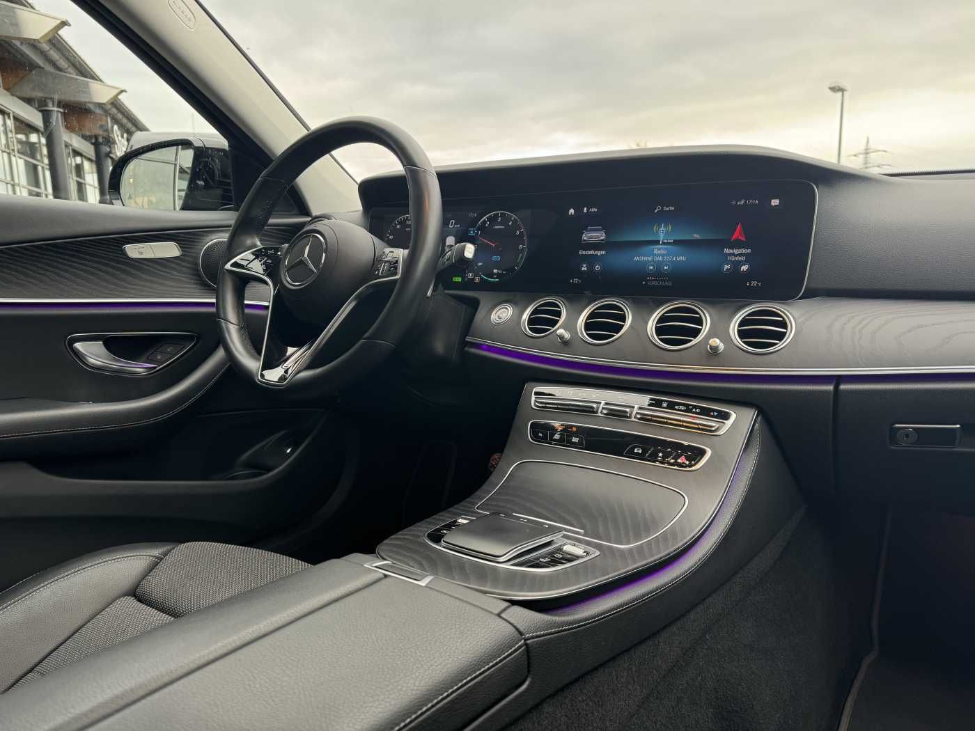 Fahrzeugabbildung Mercedes-Benz E 300de T AMG+Pano+DistrPlus+Night +AHK+360+Ambi