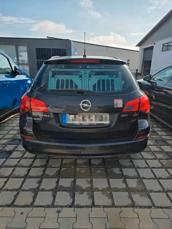 Opel Astra 2012 — rear view