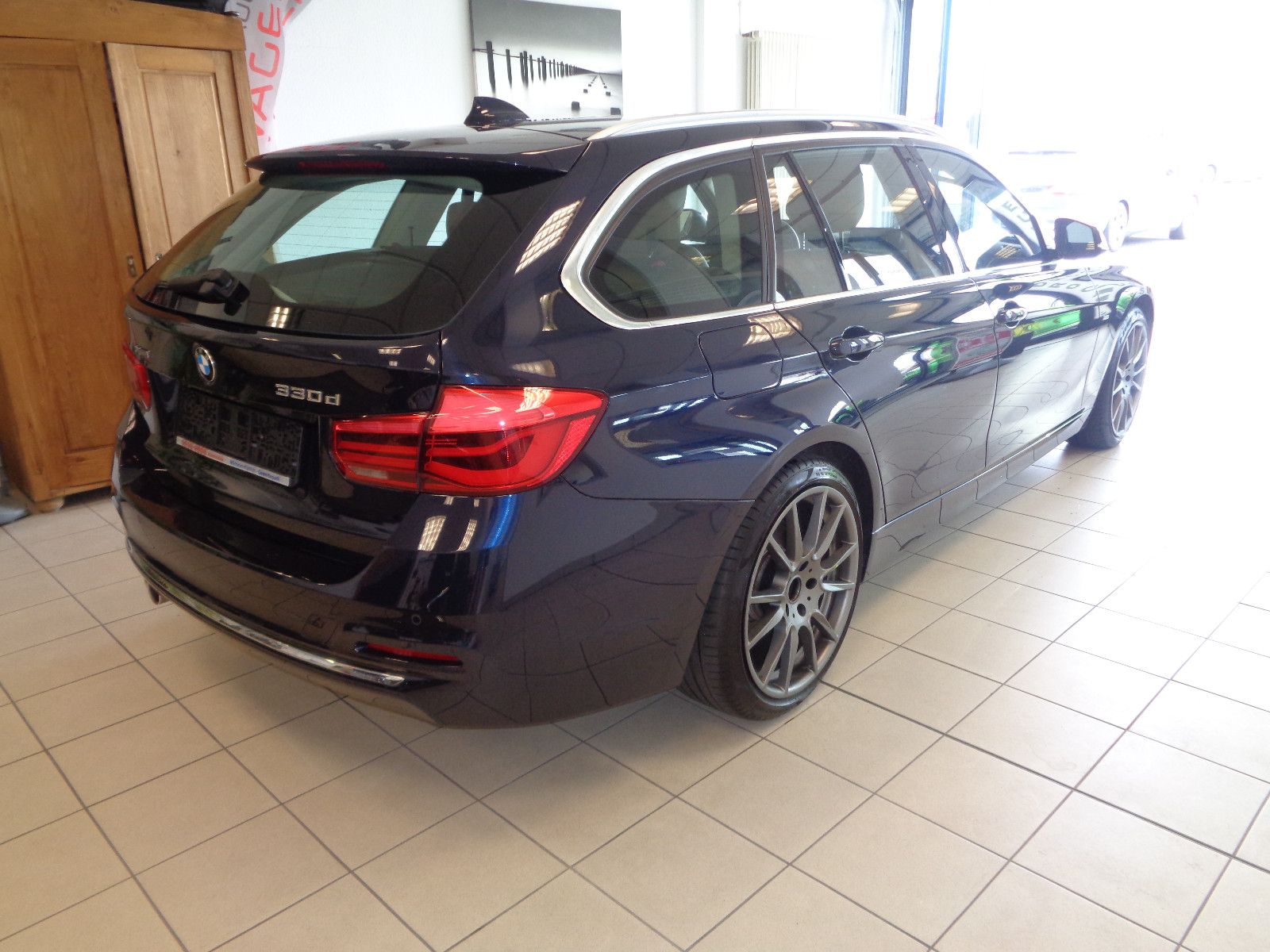 Fahrzeugabbildung BMW 330d xDrive Luxury Line / AHK / KAMERA / LED /