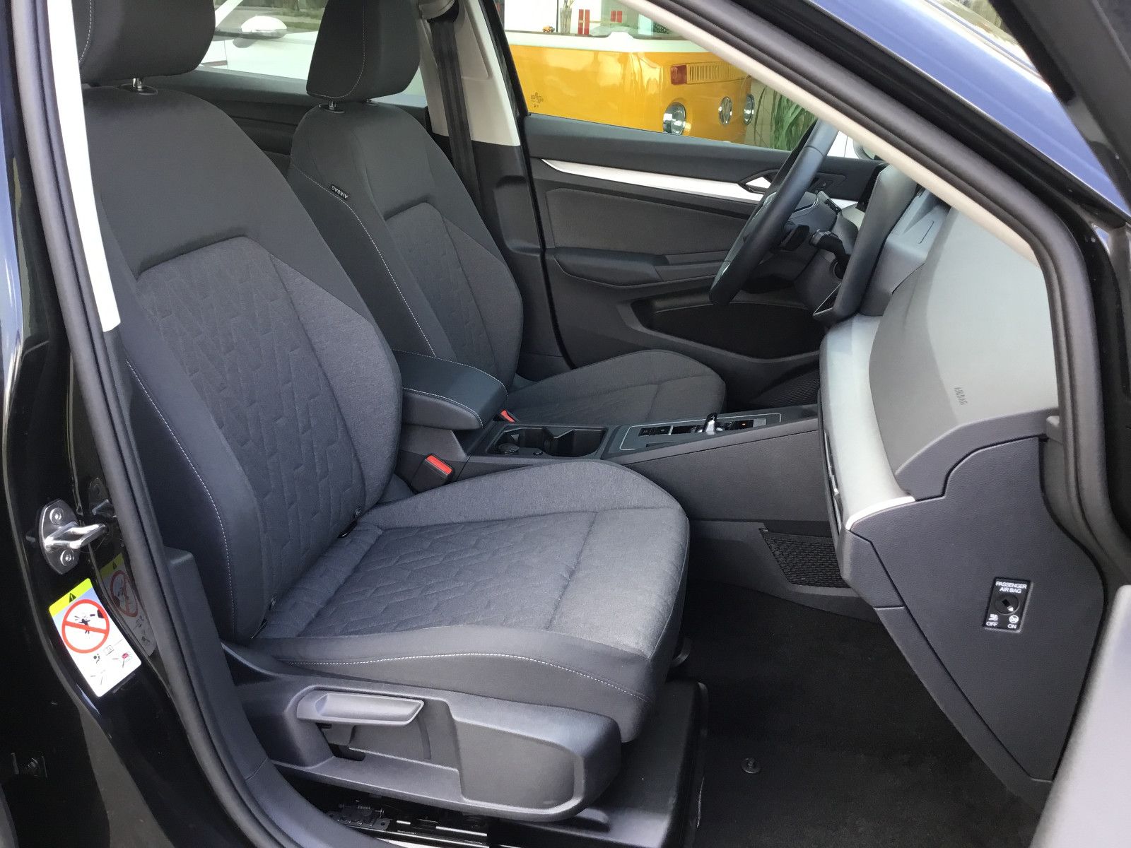 Fahrzeugabbildung Volkswagen Golf 1.5 eTSI DSG Life+AHK+LED+Kamera+Navi