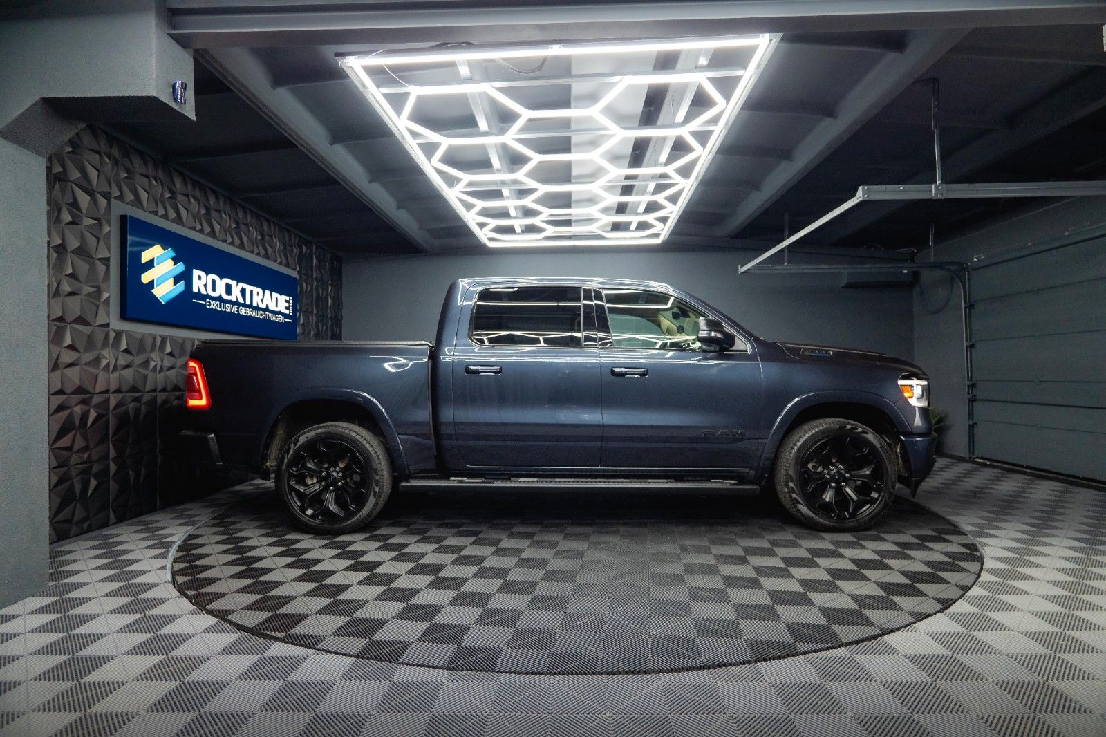 Fahrzeugabbildung Dodge RAM 5.7 V8 HEMI 4x4 NIGHT-Paket LARAMIE 22 Zoll