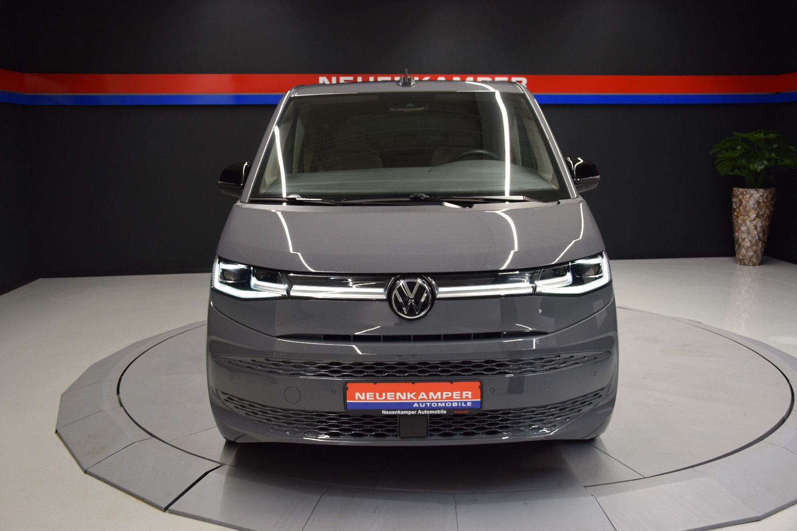 Fahrzeugabbildung Volkswagen T7 Multivan style lang Pano AHK ACC Standheizung