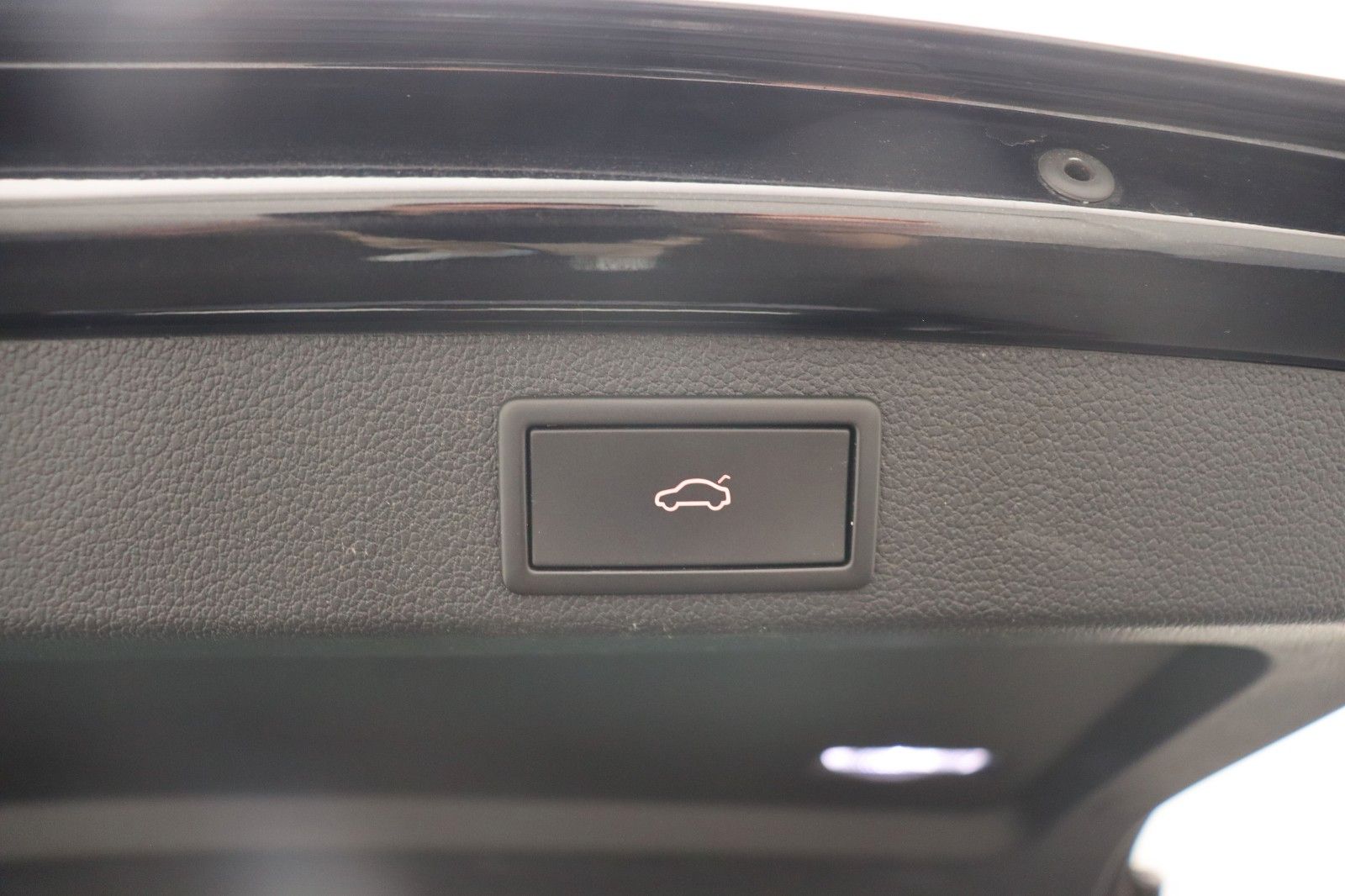 Fahrzeugabbildung SKODA Superb Combi 2.0 TDI Premium Edition Standheiz.