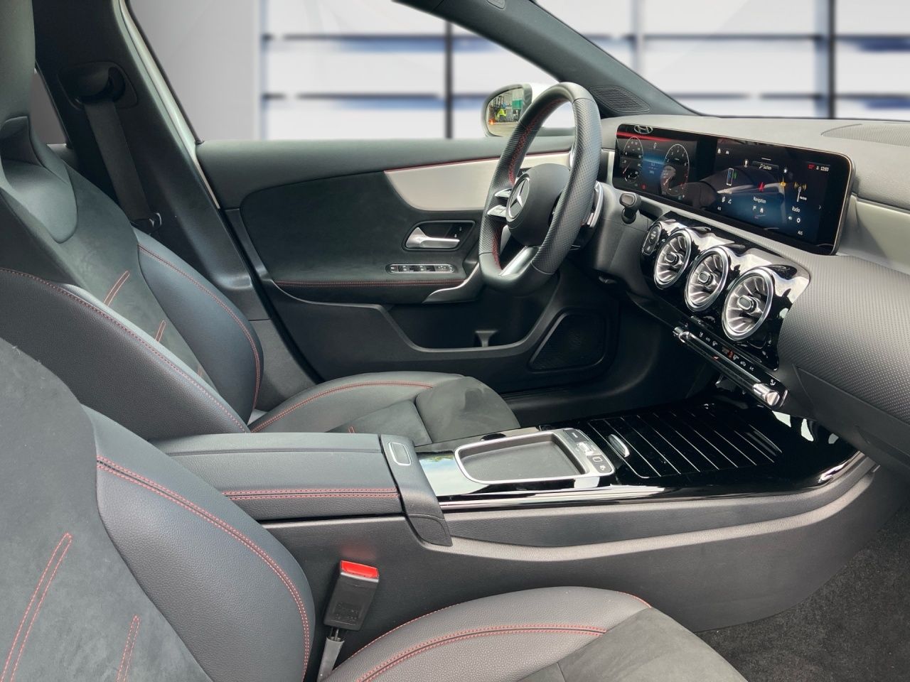 Fahrzeugabbildung Mercedes-Benz A 200 AMG+AHK+PANO+MULTIB+360°+DISTR+KEYL+CARPL