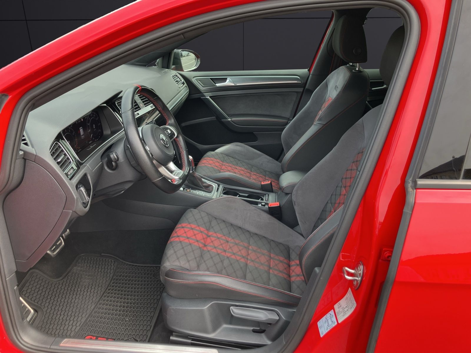 Fahrzeugabbildung Volkswagen Golf VII GTI TCR Start-Stopp DSG LED Navi Pano A