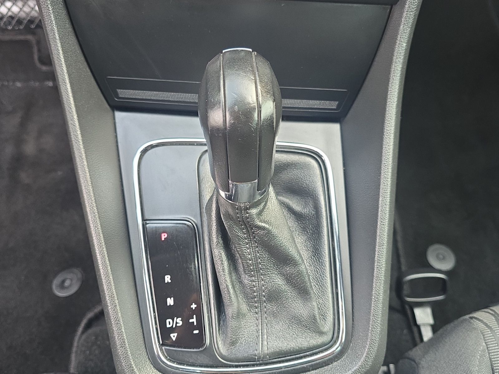 Fahrzeugabbildung SEAT Leon Style Diesel DSG-AUTOMATIK Temp PDC Klima
