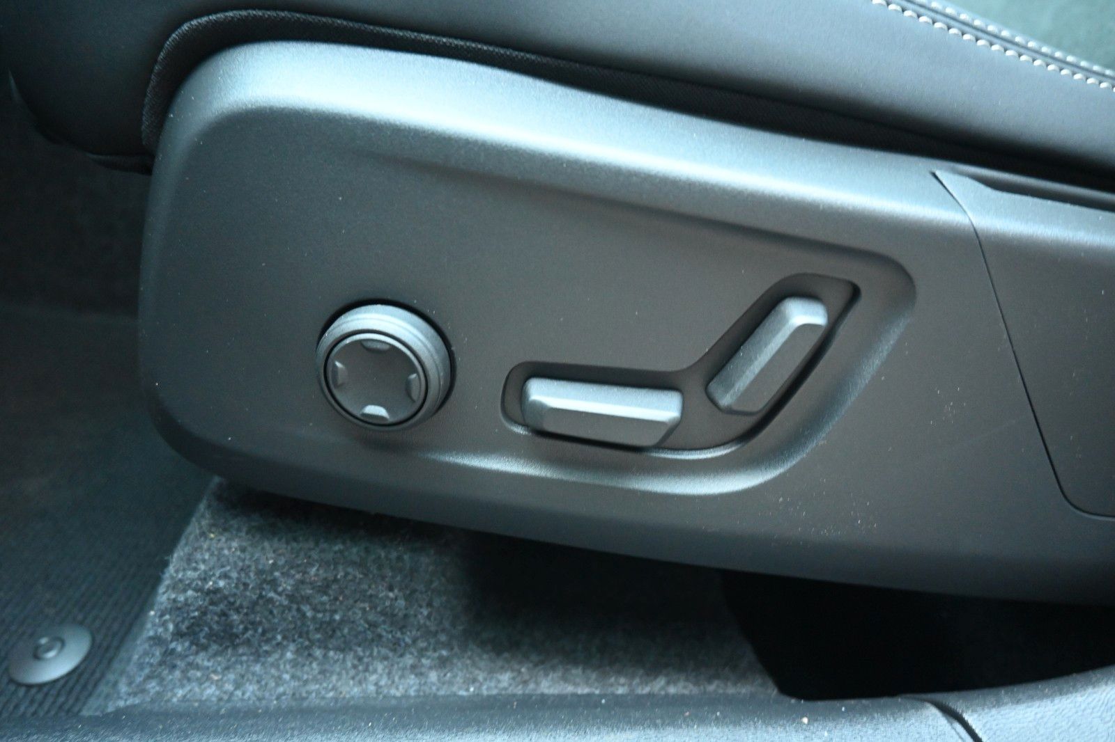 Fahrzeugabbildung Volvo XC40 B4 DKG Ultra Dark*FSHZG*PANO*360°*ACC*AHK