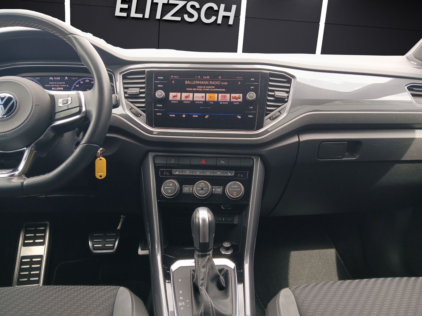 Fahrzeugabbildung Volkswagen T-Roc TSI Sport 4M DSG LED Navi AID ACC RFK SH 1