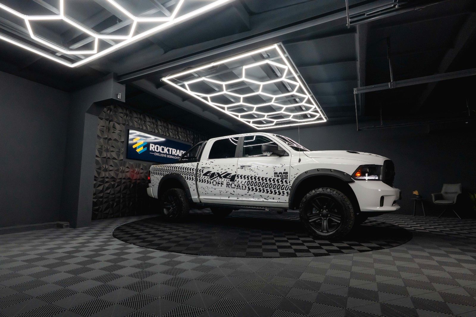 Fahrzeugabbildung Dodge RAM 5.7 V8 HEMI 4x4 OFFROAD Night-Paket *LED*AHK