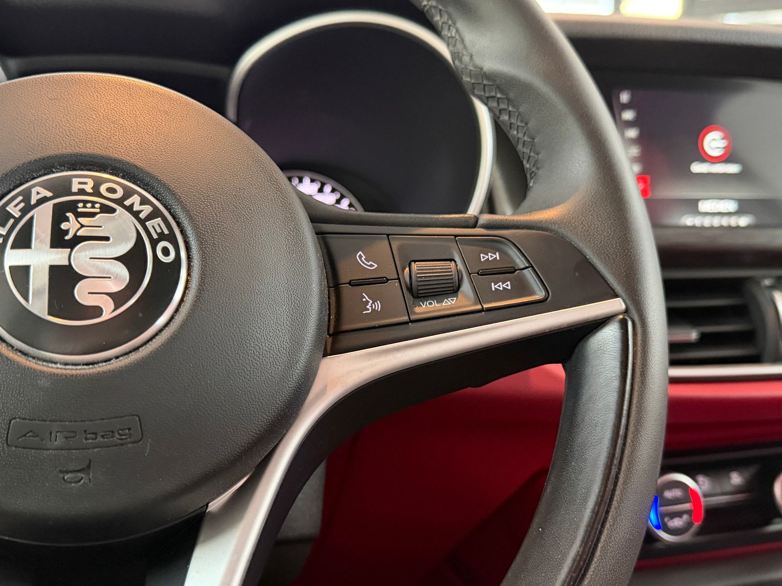 Fahrzeugabbildung Alfa Romeo Stelvio Super Q4/BI-XENON/PDC/AUTOMATIK/SPURHALT