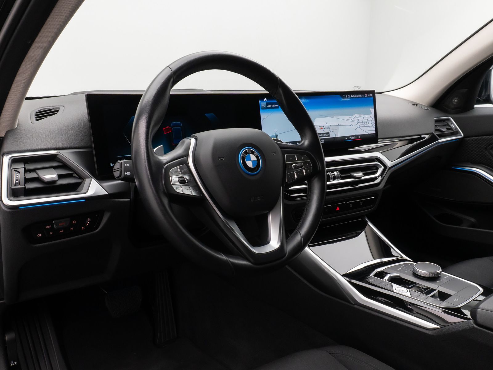 Fahrzeugabbildung BMW 330e Kamera HUD DAB H/K Stop&Go AHK Komfort LED