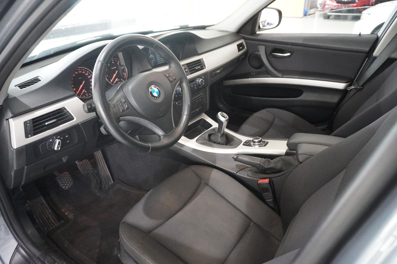 Fahrzeugabbildung BMW 320i TOURING NAVI/BI-XENON/SHZ/PDC/PANO./SH/TEMP