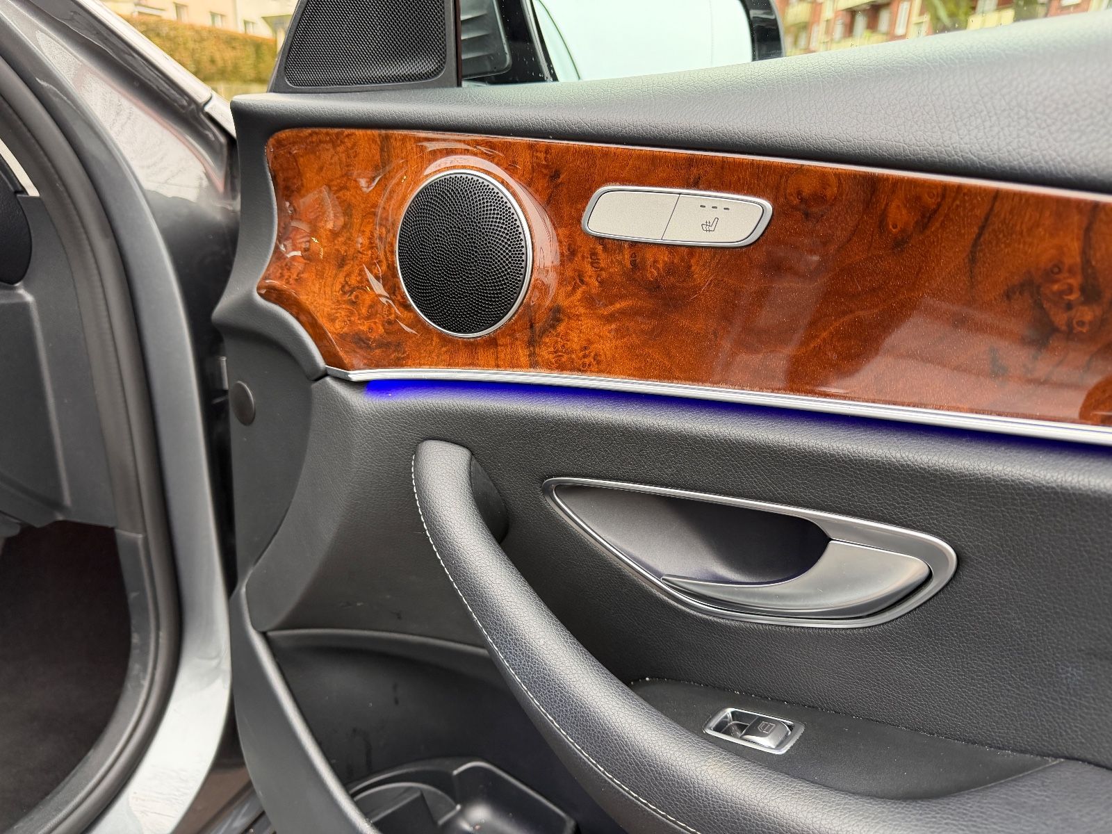 Fahrzeugabbildung Mercedes-Benz E 220d T Avantgarde LED*ACC*TEILLEDER*SHZ*AUTO