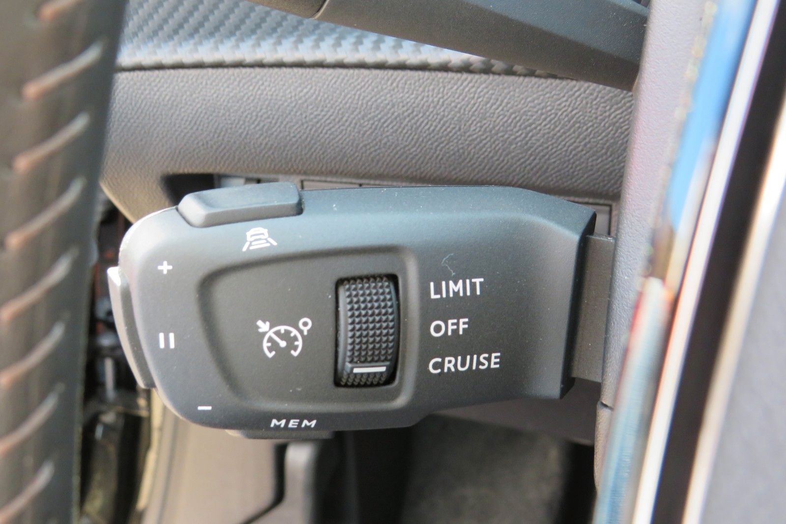 Fahrzeugabbildung Peugeot 2008 e- Allure Pack NAVI KAMERA ACC PDC SITZH 1H