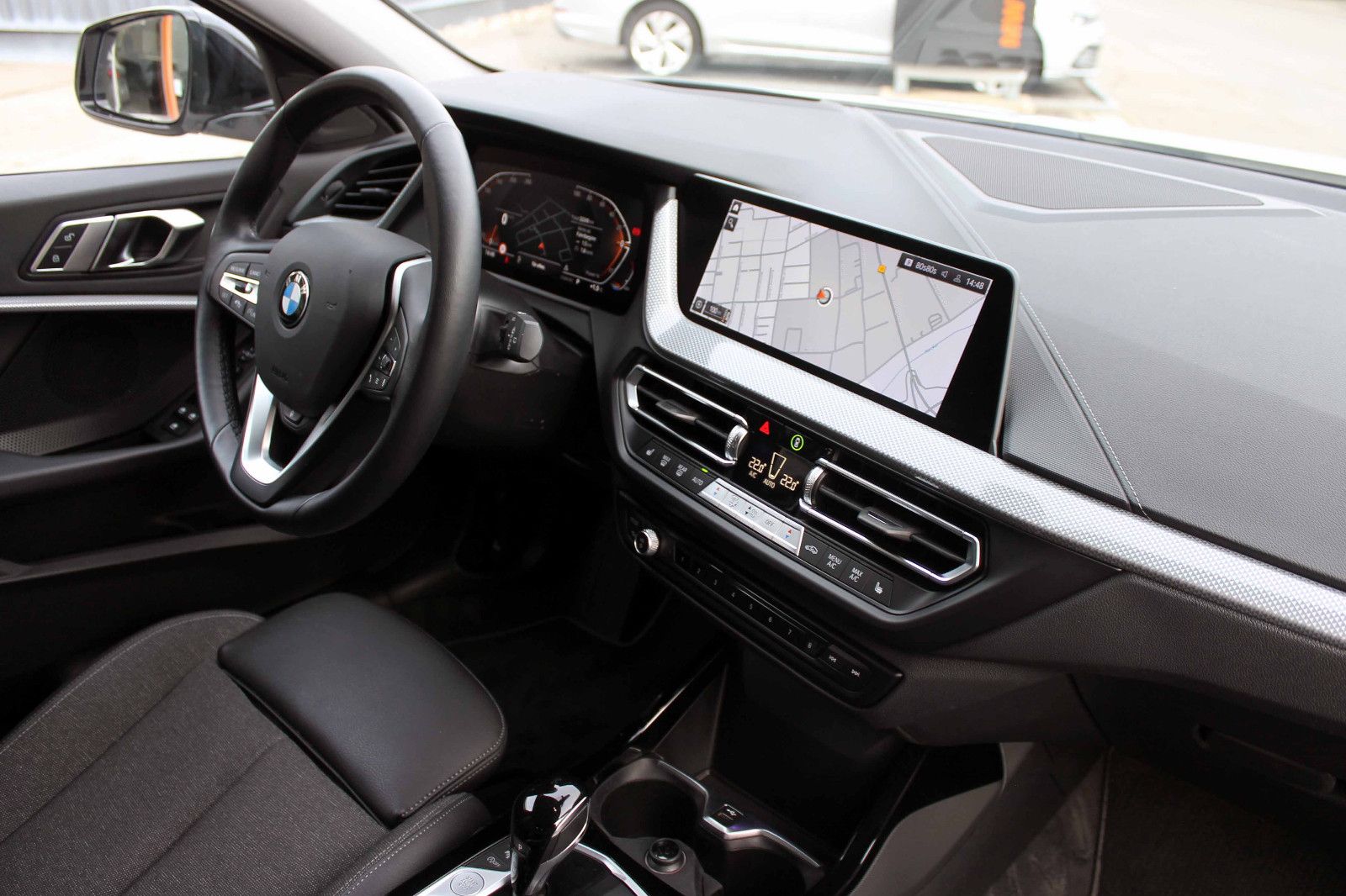 Fahrzeugabbildung BMW 118i Sport-Line Steptr. ACC HUD KAM LED SHZ NAV