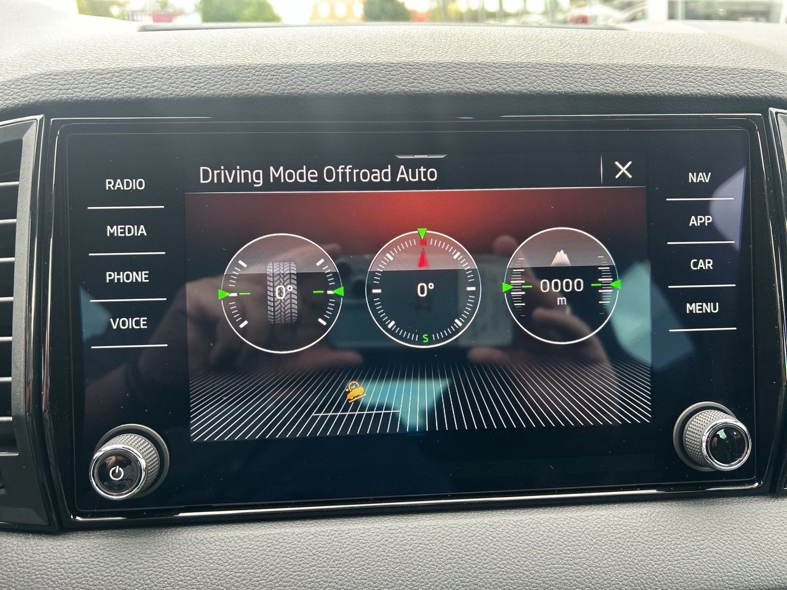Fahrzeugabbildung SKODA Karoq TSI Sportline 4x4 AHZV MATRIX RFK ACC NSW
