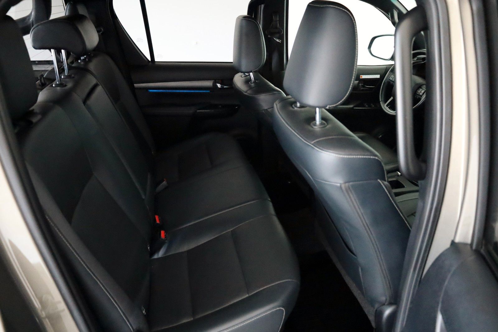 Fahrzeugabbildung Toyota Hilux 2.8 D-4D Invincible,ACC, AHK, Rollo +Bügel