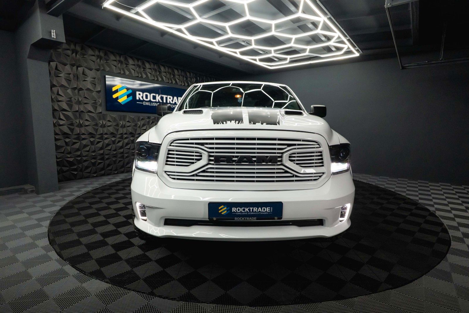 Fahrzeugabbildung Dodge RAM 5.7 V8 HEMI 4x4 OFFROAD Night-Paket *LED*19%