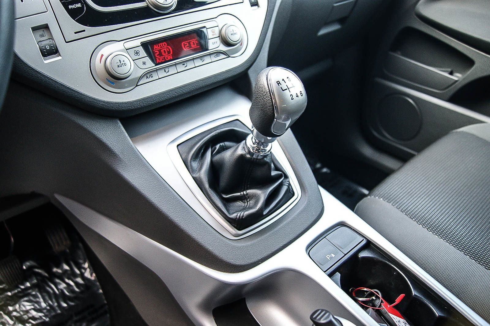 Fahrzeugabbildung Ford Kuga 2.0 Champions Edition 4x4 KLIMA SIHZG PDC