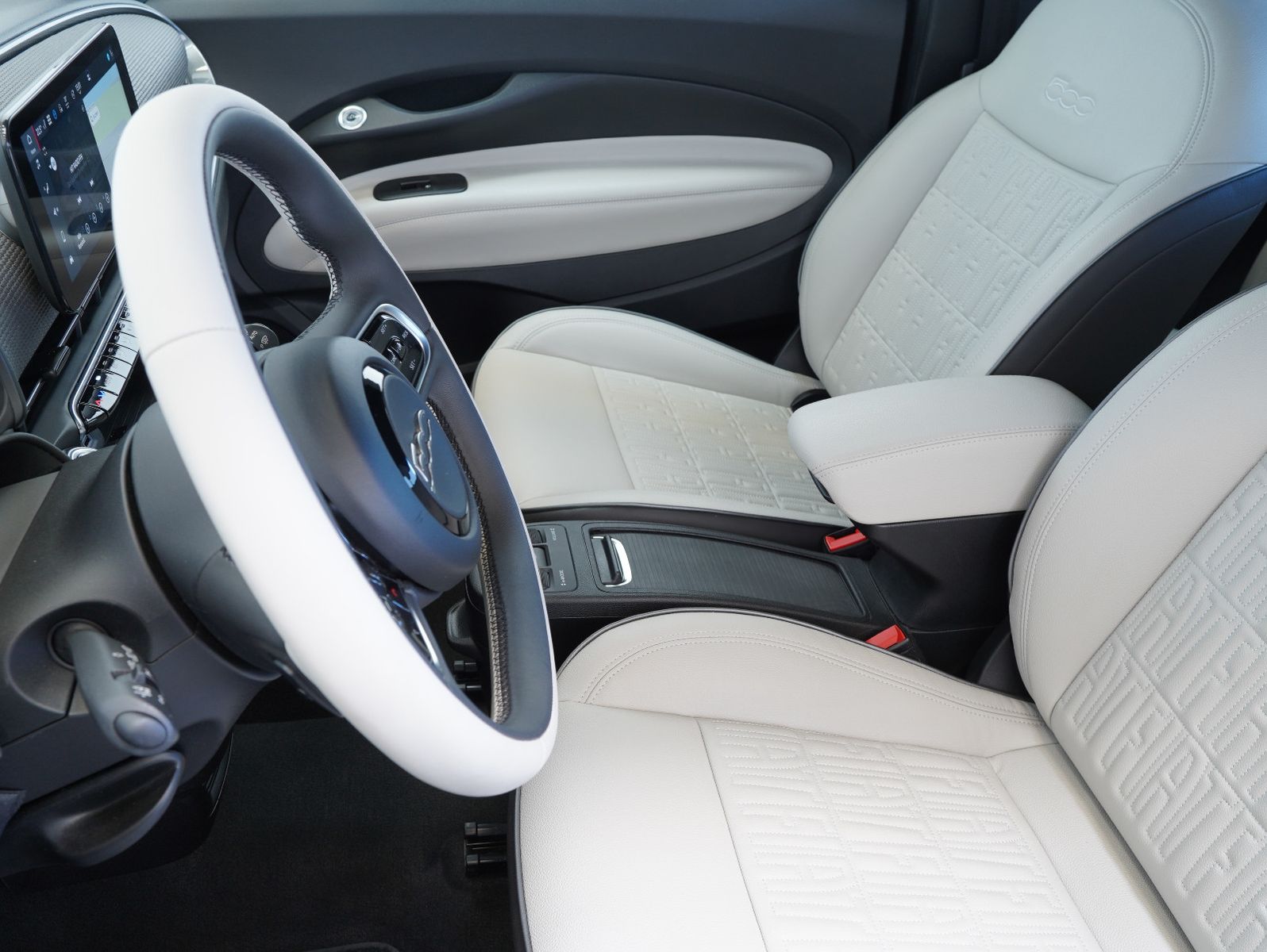 Fahrzeugabbildung Fiat 500e La Prima 87KW/42kWh/DC-LADEN/CARPLAY