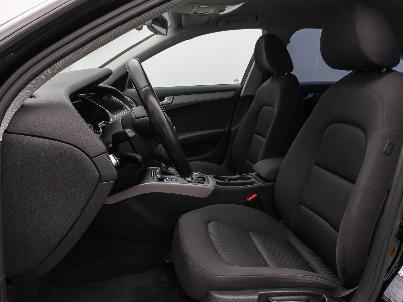 Fahrzeugabbildung Audi A4 Lim. Attraction Navigation Sitzhzg PDC AHK