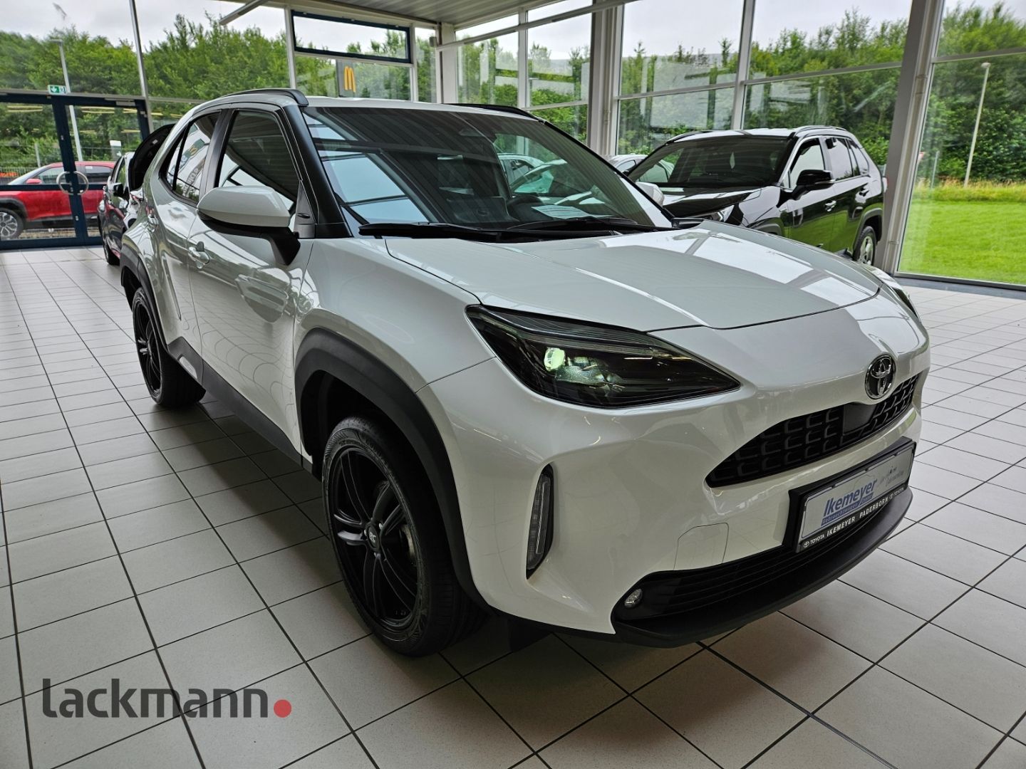 Toyota Yaris Cross Hybrid Team DK 18Zoll schwarz Sitzhe imagem 3