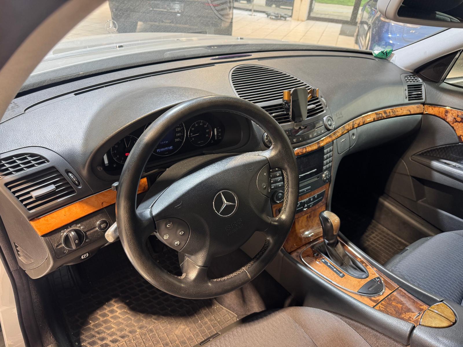 Mercedes-Benz E200 2004 — photo 13