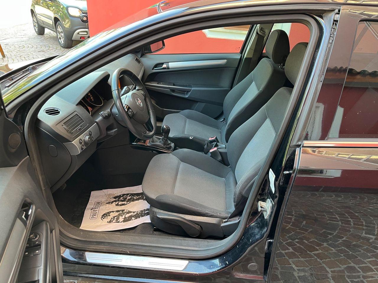 Opel Astra 2010 — photo 7
