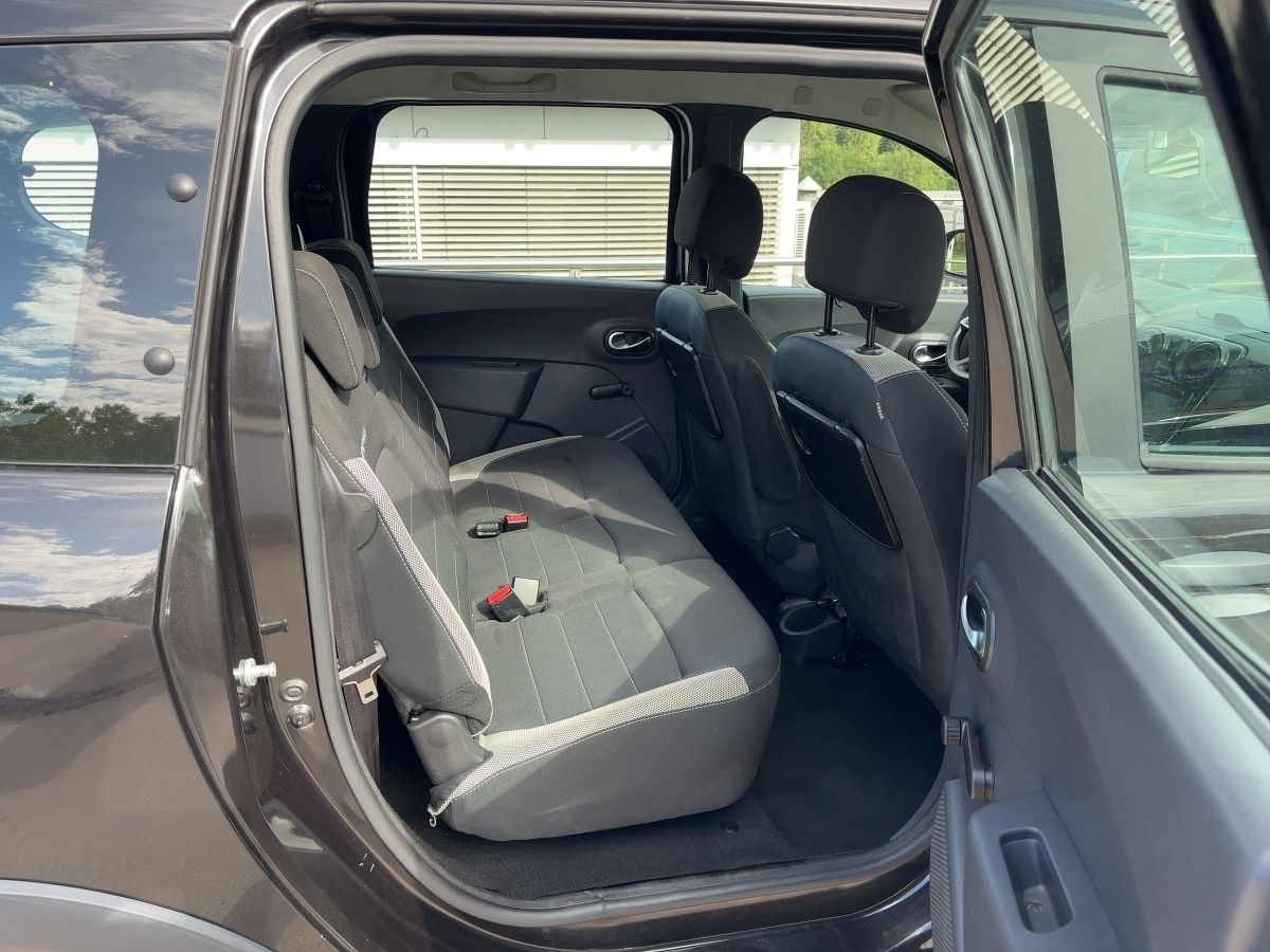 Fahrzeugabbildung Dacia Lodgy Stepway SCe 100 7-Sitzer - mit KI generiert/bearbeitet