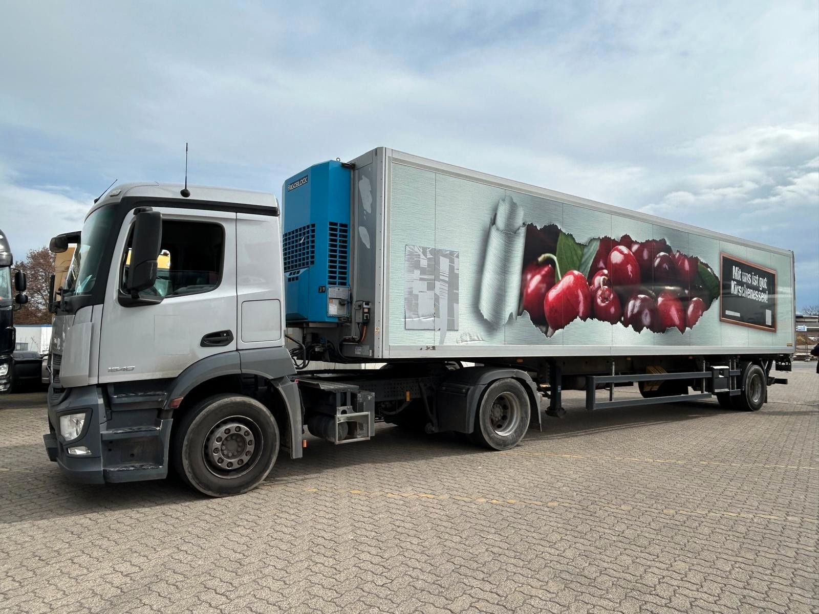 Fahrzeugabbildung Mercedes-Benz 2 Stk. Antos 1840+Rohr Kühlauflieger