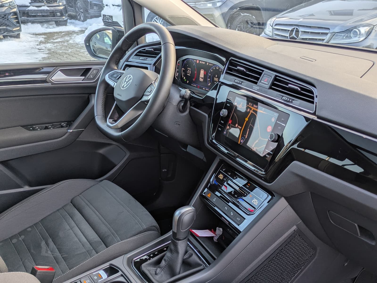 Fahrzeugabbildung Volkswagen Touran 2.0 DSG R-Line High. Pano 7-Si IQ.Dri AHK